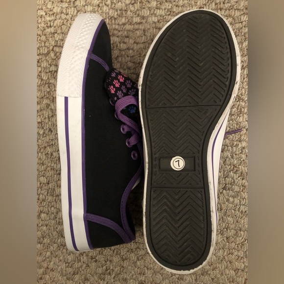NWT black sneaker sz 7 w/ multi colored paw prints on flap. Purple shoe laces - Picture 5 of 9